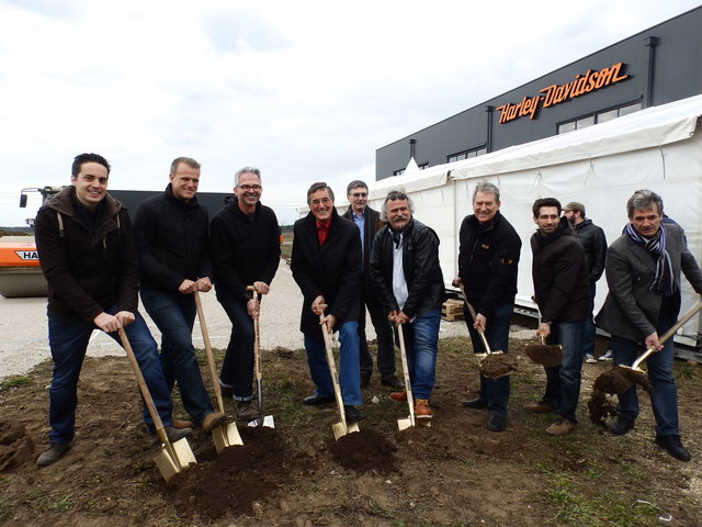 Spatenstich für das neue Steakhouse in Strasshof. Harley Geschäftsführer Erich Windisch mit Bgm. Dellt und den Firmenvertretern.
