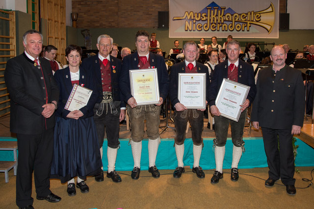 Von links nach rechts: Bezirksobmann Sebastian Neureiter, Eva Pfanzelter, Obmann Christian Nothegger, Manfred Koller, Kapellmeister Helmut Vinciguerra, Thomas Baumgartner, Bürgermeister Christian Ritzer