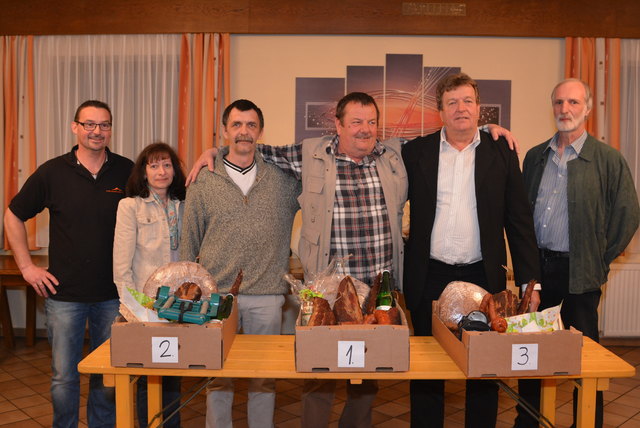 Das Siegesfoto v.l.n.r. Schiedsrichter Gerald Neuhold, Obfrau Stv. Erika Kober, Gerhard Stuhlhofer (2.Platz), Sieger Alfred Vorraber, Erich Lechner (3.Platz) und Obmann Fritz Kober