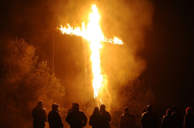 Am Karsamstg wird um ca. 21.30 Uhr am Hutkopgel in Wiesen das Osterkreuz angezündet. | Foto: Jugend Wiesen