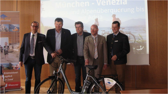Im Sommer 2015 ist es soweit: Der neue Radfernweg münchen venezia schließt die Lücke der Alpenquerungen für den östlichen Alpenraum. Und verbindet damit Deutschlands südlichste Metropole mit Italiens Lagunen-Perle an der Adria. Dazwischen liegen spektakuläre Landschaftserlebnisse und Alpenkilometer für alle Genießer auf zwei Rädern. Mehr Infos unter: http://www.achensee.com | Foto: Tourismusverband Achensee