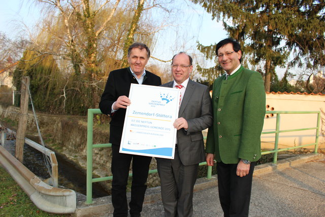 Übergabe der Auszeichnung: Bgm. Josef Haider, LR Andreas Liegenfeld, WHR DI Gerald Hüller | Foto: Privat