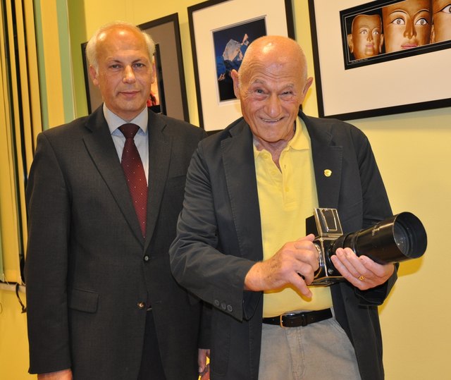 Walter  Mühlböck re. lädt alle Interessierten zur Fotogruppengründung  in das Gemeindeamt ein, worauf sich auch Bgm. Bernd Hermann freut