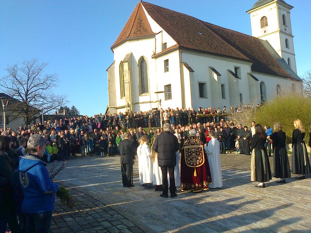 Segnung der Palmzweige und Palmbuschen am Platz vor der Aufbahrungskapelle­