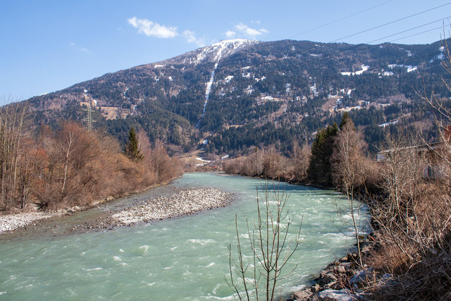 Im März 50 m³/s Wasserfracht des Inns. Hier am großen Inn- S an der Gemeindergrenze zwischen Landeck und Zams. Im Hintergrund der Krahberg (dahinter der Venet). © Ing. Günter Kramarcsik