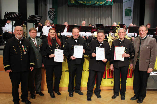 Vier Musiker der Bergkapelle Hödlgrube-Zangtal wurden im Rahmen des Frühlingskonzertes geehrt. | Foto: Cescutti