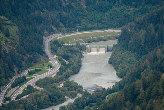 Überwasser wie hier wird in der Runserau nur selten über das Wehr fließen. Dieses Wasser wird künftig nicht mehr in Landeck ankommen, sondern nach links im Bild mit einem 2. Stollen unter den Venet hindurch nach Imst abgeleitet! © Ing. Günter Kramarcsik