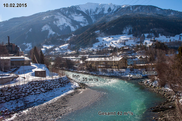 Weil derzeit der Inn ohne Ableitungen wegen Revisionen im KW Prutz  - Imst I mit seiner vollen Wasserfracht auch nach Landeck gelangt, wird uns bewusst wie viel Wasser unter dem Venet verlocht nach Imst abgeleitet wird! Immerhin sind hier 35 m³/s durch Landeck geflossen. Zu beachten ist, dass in einem Monat, welches in der Regel die niederste Wasserfracht aufweist, beträgt hier 35 m³/s. Diese Menge reicht aus, um die Ufer in voller Breite mit Wasser zu benetzen.  © Ing. Günter Kramarcsik