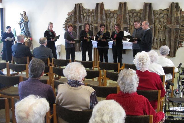 Am Montag der Karwoche sang in der Kapelle des Bezirksalten- und Pflegeheimes Lambach das Ensemble MIA aus Gaspoltshofen unter der Leitung von Erni Mühlleitner den Kreuzweg von Josef Kronsteiner.

Die kurzen a capella Liedstücke sind ein- bis siebenstimmig gesetzt und bringen das Leiden und Sterben Jesus Christus auf beeindruckende Weise zum Ausdruck.

Die Zuhörer, unter ihnen der Bezirkshauptmann Dr. Josef Gruber, sprachen am Ende der Veranstaltung von einer perfekten Einstimmung auf das Osterfest.