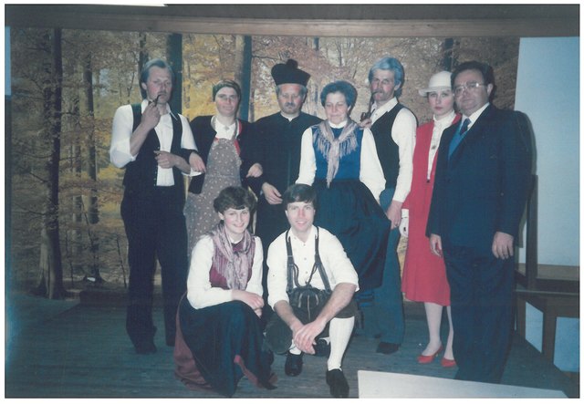 Gründungsfoto aus dem Jahr 1985 als das Stück „Lügen um ein Kuckucksei“ aufgeführt wurde:
 v.l.: Konrad Wabnegg, Christine Marx (Schober) , Wilhelm Nauschnegg, Maria Schuster, Walter und Anni Stelzl, Pfarrer Josef Klobassa,
vorne hockend: Marianne und Ferdinand Rieger | Foto: Kultur- und Theaterrunde Oberhaag