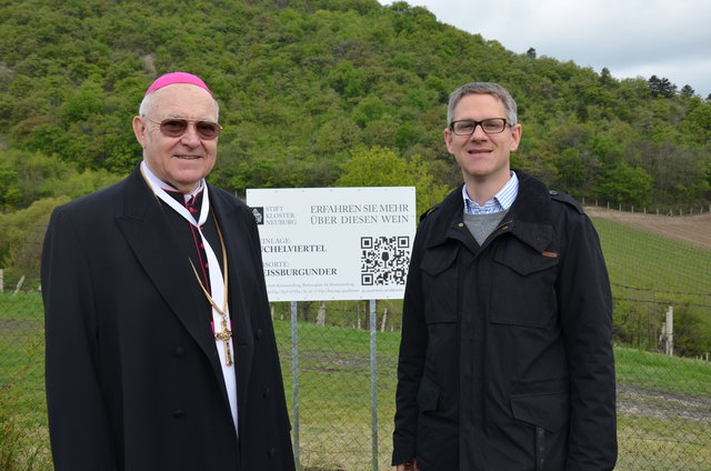 Abt Bernhard Backovsky und Weingutleiter Wolfgang Hamm