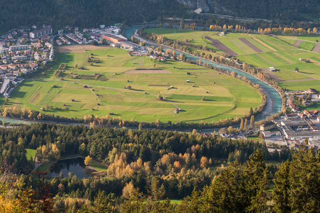 Das große Inn- S am 12.10.2014 mit einer Wasserfracht von ca. 27 m³/s. Künftig soll hier eine Restwassermenge von 5 m³/s des Inn und 3,5 m³/s der Sanna = 8,5 m³/s fließen! Das ist ca. nur noch 1 Drittel dieser hier sichtbaren Wassermenge! © Ing. Günter Kramarcsik
