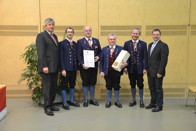 Vizebürgermeister Herbert Froschauer, Kapellmeister Martin „Joe“ Lettner, Bürgermeister Anton Aichinger, Ehrenkapellmeister Josef Jochinger, Obmann Josef Radlmüller, Bezirkskapellmeister Erwin Haderer