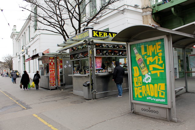 Um mehr Platz für Öffi-Nutzer zu schaffen, will der Bezirk die Kebabstände bei der U6-Station entfernen lassen.