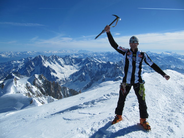 Am Gipfel des Mont Blanc - die LASK-Dress ist natürlich dabei