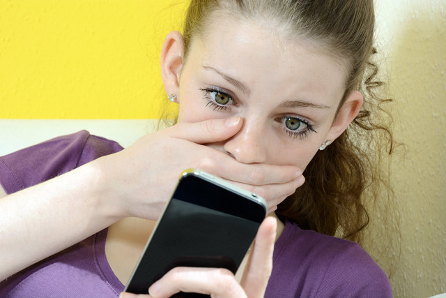 Damit nicht plötzlich peinliche Fotos im Netz auftauchen, müssen Jugendliche etwa über die Privatsphäreeinstellungen der Sozialen Netzwerke Bescheid wissen.