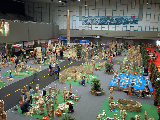 Die größte Holzstöckerlstadt der Welt wird in der Olympiaworld gebaut. Baumeister jeden Alters sind zum Mitbauen eingeladen. | Foto: Jugendland