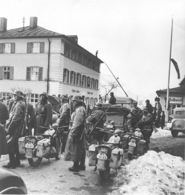 Die Deutsche Wehrmacht an der Grenze bei Kiefersfelden am 12. April 1938. Über sieben Jahre sollte der Naziterror bis zur Befreiung am 8. Mai dauern. | Foto: ÖNB/Hoffmann H.