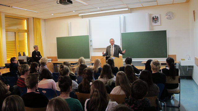Landtagspräsident Viktor Sigl diskutierte mit Schülern der Tourismusschulen über schulpolitische Themen. | Foto: Land OÖ