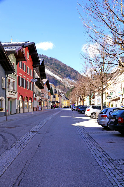 Den Werfener Markt entlang können österreichische Weine und Käsesorten verkostet werden.
