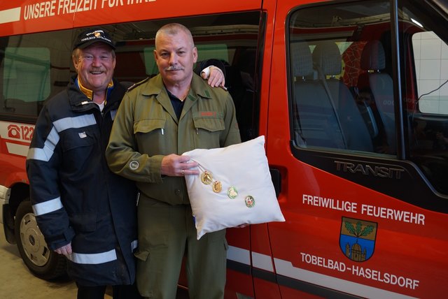 HBI Peter  Zeiller und die Mannschaft der FF Tobelbad-Haselsdorf gratulieren Otto Leitgeb zur goldenen FF-Meisterleistung. | Foto: KK