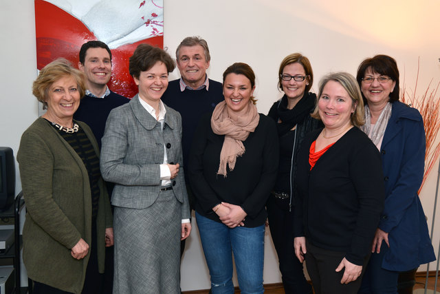 Karin (4.v.l.), Helga (1.v.r.) und Josef Vyborny (3.v.l.) beim Besuch des WB Gablitz unter Obfrau Nina Ollinger (2. v.l.) mit (v.l.n.r.) Monique Weinmann, Thomas Ollinger, Astrid Wessely und Susanne Kalkbrenner
