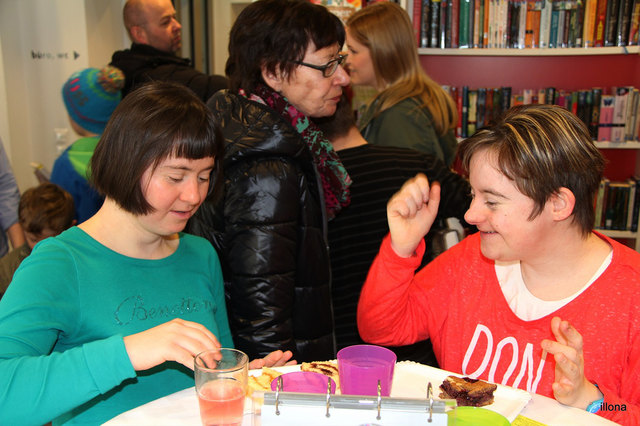 Beatrix und Eva unterhielten sich bestens beim Familienfest in der Stadtbücherei. | Foto: Hand in Hand