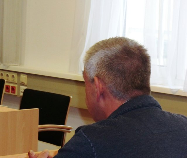 Ein 50-jähriger Mann aus dem Bezirk musste sich am Landesgericht St. Pölten wegen des Waffenbesitzes und Stalkings verantworten.