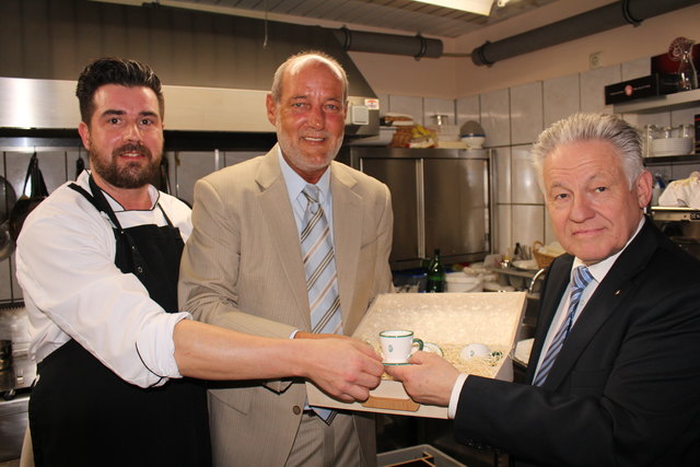 (V. l. n. r.) Chefkoch Fritz Gschoderer, Eigentümer Richard Lengauer, Landeshauptmann Josef Pühringer. | Foto: Spannring