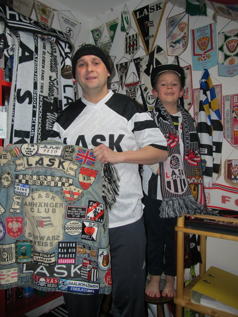 Jürgen Woisetschläger mit seinem Sohn Simon und einer kleinen Auswahl seiner Fanartikel seit 1985