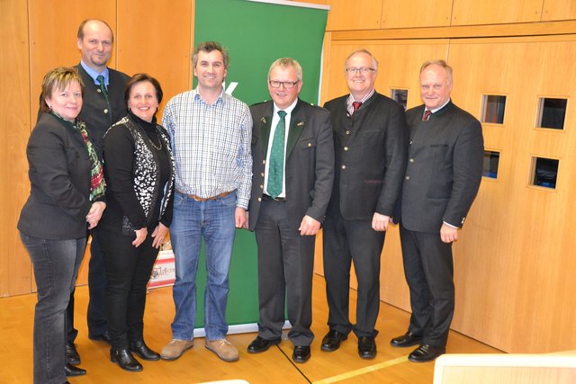 Bäuerinnenbeirat-Stv. Claudia Hammer, Mag. Franz Schwarzenberger/LK Urfahr, Vorsitzende Bäuerinnenbeirat Karin Kampelmüller, BBK-Obmann-Stv. Sepp Reischl, BBK-Obmann ÖR Josef Gossenreiter, LK-Präsident ÖR Ing. Franz Reisecker, LK-Kammerdirektor Mag. Fritz Pernkopf (v. l.). | Foto: Kwasniewski