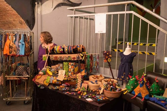 Bunten Schmuck und lustige Stofftiere gab es am Stand von Nkiru-Design zu erwerben.