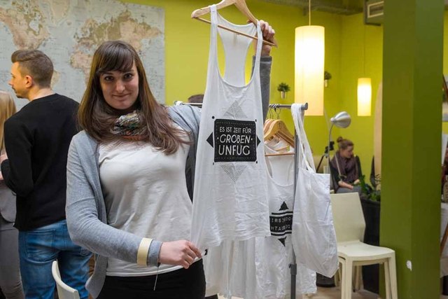 Design Popup-Veranstalterin Lea Bottmann verkauft unter dem Label "Lalelu" selbst bedruckte Kleidungsstücke.