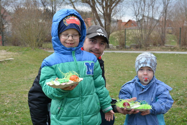 Auch diese zwei Kinder freuten sich mit ihren Papa über das gefundene Osternest