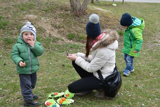 Der junge Mann freute sich über das gefundene Osternest.
