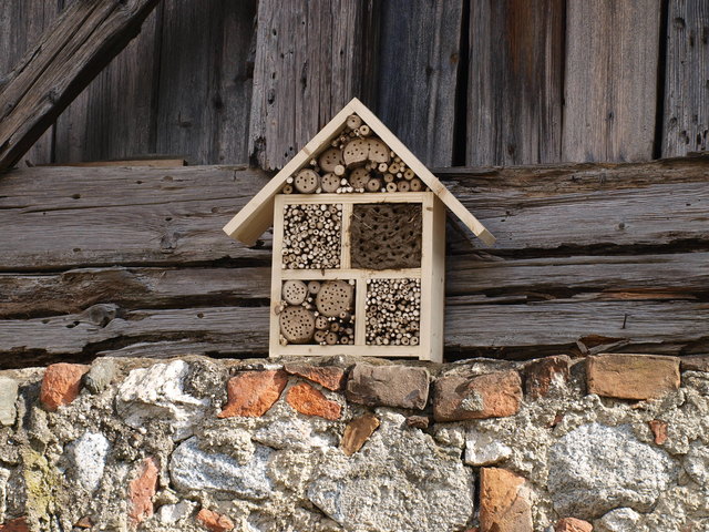 Kleines Wildbienenhotel geeignet für den Balkon oder die Terrasse - Standort sonnig und trocken!