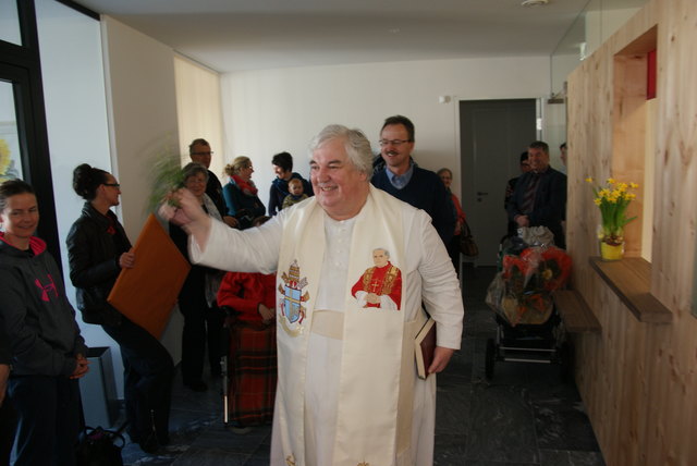 Pfarrer Martin Riederer OPraem segnete die neue Arztordination.