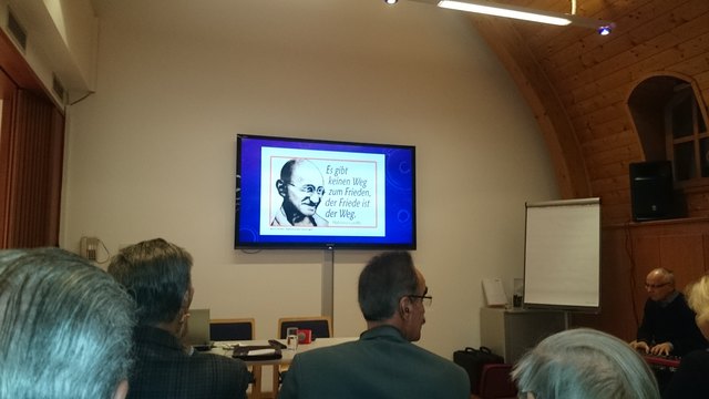 „Es gibt keinen Weg zum Frieden, der Friede ist der Weg!“ - Mahatma Gandhi (1869 - 1948 ) - Einladung zu einem interreligiösen Treffen des Familienzentrums Dialog am 10. 04. 2015 in der WKOÖ, Hessenplatz 3, 4020 Linz von 18:30 bis 20:30 Uhr