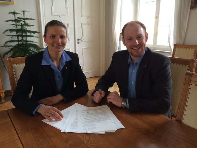 LAbg. Bettina Ellinger und JVP-LO Dominik Schrott wollen die Unterbringung der Schülerinnen und Schüler in Tirol laufend verbessern.
(Foto: JVP)