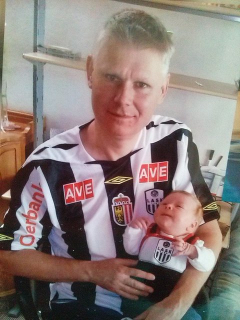 Hallo, da mein Stiefpapi, Kerbl Rettenbacher Johann, vor kurzem seinen 50iger gefeiert hat. Würde uns es sehr freuen, wenn er eine VIP Karte gewinnt. Am Foto mit seinem Enkel Matteo in Partnerlook!!