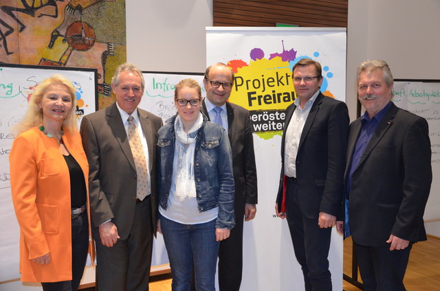 v.l.n.r.: BH Dr. Wilbirg Mitterlehner, LT-Präs. KommR Viktor Sigl, LAbg. Patricia Alber, Bgm. Hubert Hartl, LAbg. Georg Ecker, KommR Herbert Mairhofer.