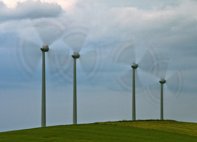 Windkraftanlage zwischen Loosdorf und Haindorf (NÖ). Je nach Typ benötigt eine Windrad zwischen ca. 3 - 4 Sekunden für eine volle Umdrehung. Das erfordert entsprechend lange Belichtungszeiten um eine komplette Drehung ins Bild zu bekommen. © Ing. Günter Kramarcsik