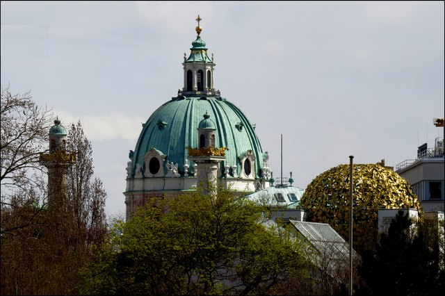 Die Wiener Karlskirche und rechts die Kuppel der Sezession, das 'Goldene Krauthappl'
