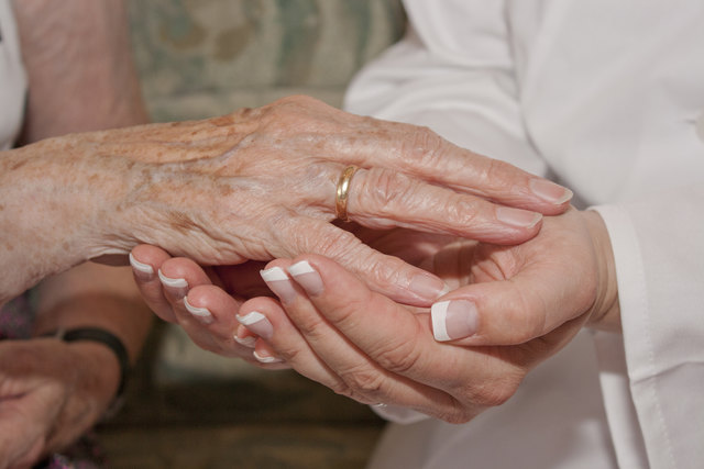 Renate Kreutzer spricht über das Thema "Selbstmord" und die Folgen für Angehörige | Foto: Foto: Dalmatin.o - Fotolia