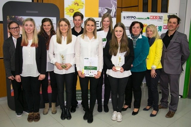 Den "Mercurio" durften zwei Schülergruppen für ihre Projekte entgegennehmen. | Foto: Hypo-Bank