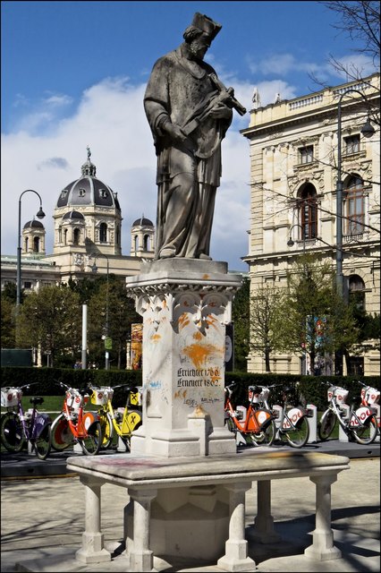 Diese schöne alte Joh. v. Nepomuk-Statue steht am Beginn der Mariahilferstraße, vor dem Museumsquartier. Leider müsste die Aufschrift ergänzt werden: beschmiert 2015