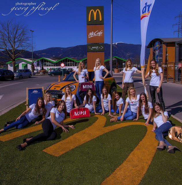 Die 14 Kandidatinnen für die Miss Kärnten Wahl 2015 bei der Startnummernauslosung.