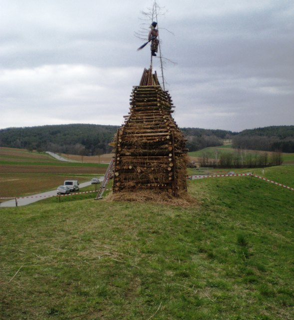 Tage zuvor wurde der pyramidenförmige Holzturm am Damm des Hochwasser-Rückhaltebeckens aufgebaut.