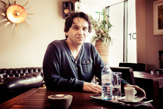 Stolzer Vater und Vollblutmusiker: Zum perfekten Tag gehört auch einmal ein Kaffee im Condor. | Foto: geopho