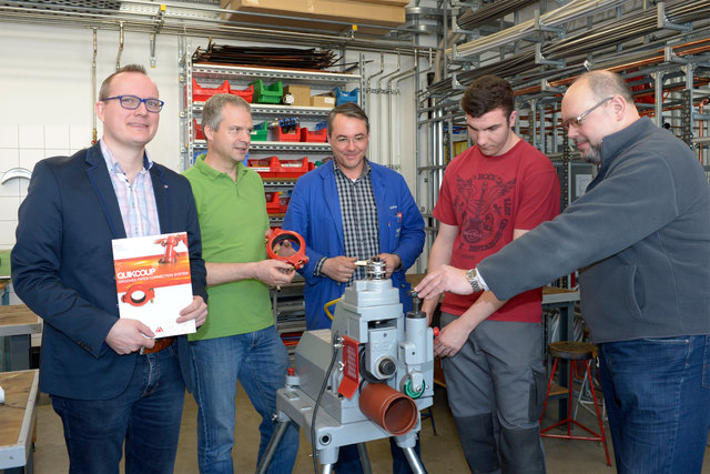 Ing. Philipp Dietrich und Ing. Alexander Skriwanek zeigten Schülern und Lehrern in der Gebäudetechnik-Werkstätte die Anwendungsmöglichkeiten der neuen Riefenmaschine.